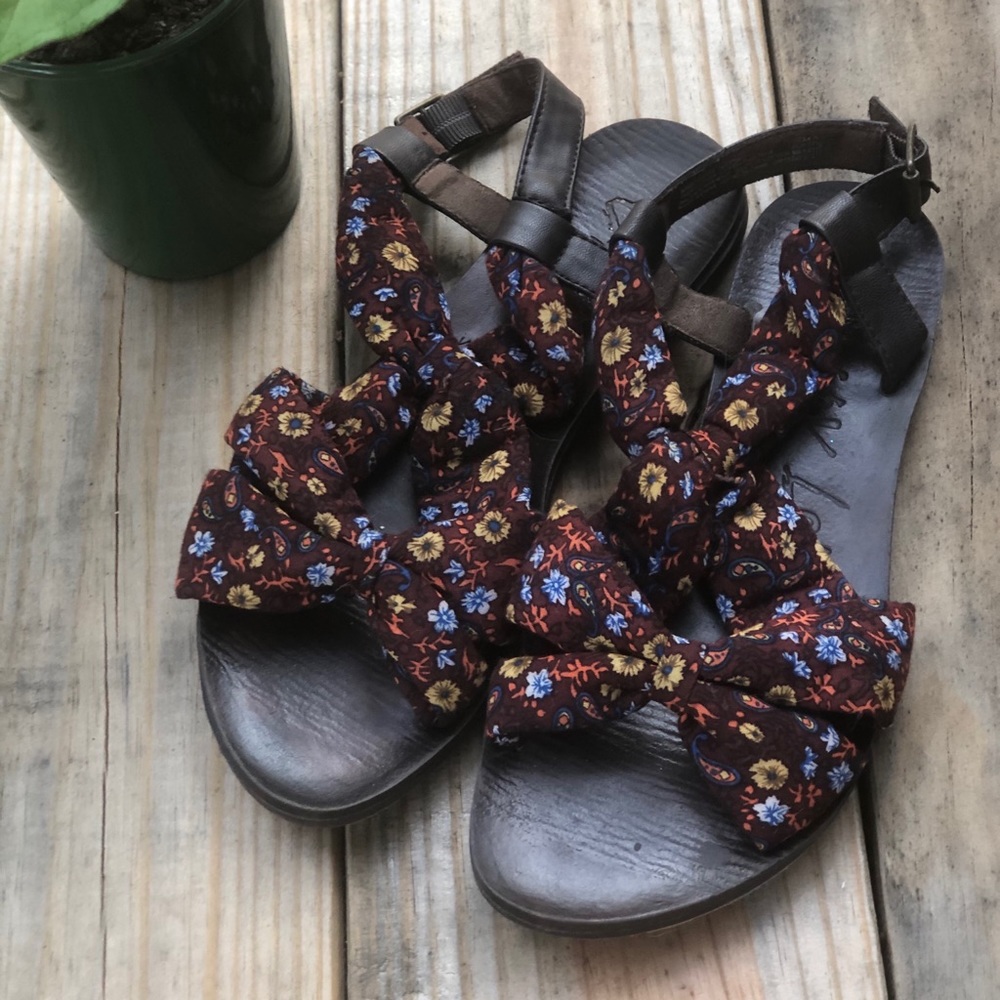 Guppie Love cloth sandals